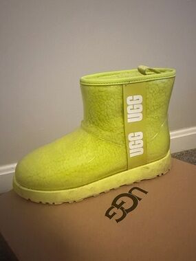UGG Mini Boot in Neon Yellow-Green